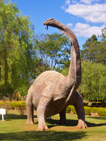 Réplica em tamanho natural de um Titanossauro, de autoria do artista plástico Northon Fenerich, em frente ao Museu dos Dinossauros de Peirópolis