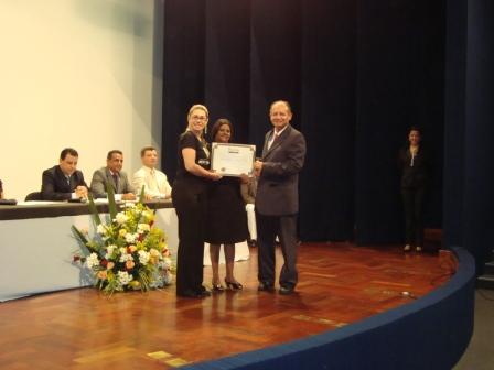 Entrega diploma servidor destaque