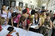 Servidores adotam cartas do projeto Papai Noel dos Correios