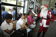 Servidores adotam cartas do projeto Papai Noel dos Correios