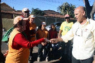 Voluntários da Varrição Social recebem protetor solar