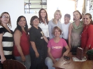 Da esquerda para a direta: Viviane (Diretora), Maristela, Graça, Adriana, Ingrid (escritora) Maria Cláudia (sentada), Elânea, Sônia e Simone