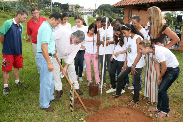 Prefeitura planta mais de 50 mudas no Parque das Acácias 