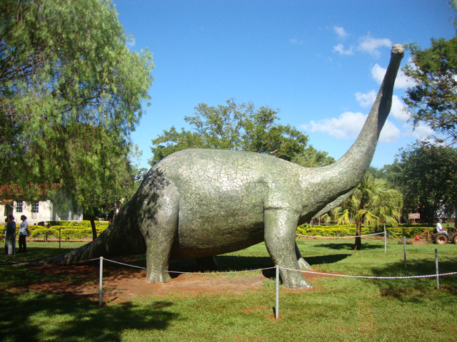 Fundação Cultural entrega réplica de dinossauro restaurado neste domingo