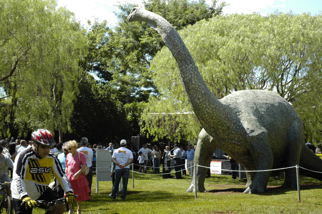 PMU entrega reforma de réplica de dinossauro