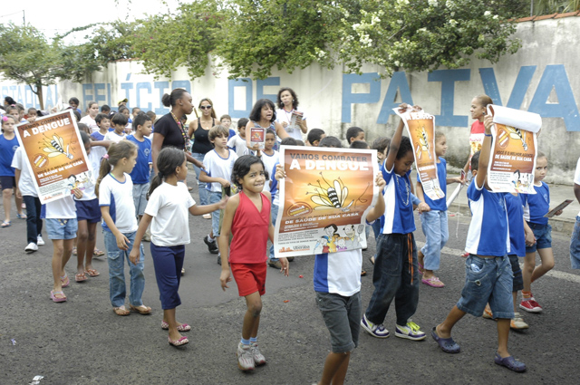 Crianças alertam para combate à dengue em passeata