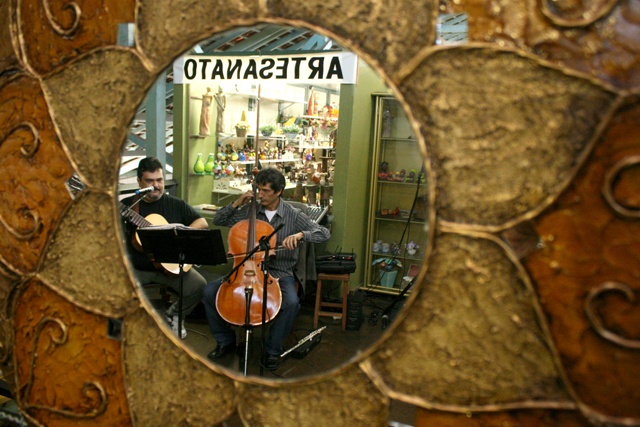 Músicos refletidos no espelho de uma mandala - Triângulo das Artes - Foto: Enerson Cleiton