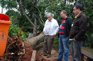 Paulo Mesquita visita locais que tiveram prejuízos pela chuva