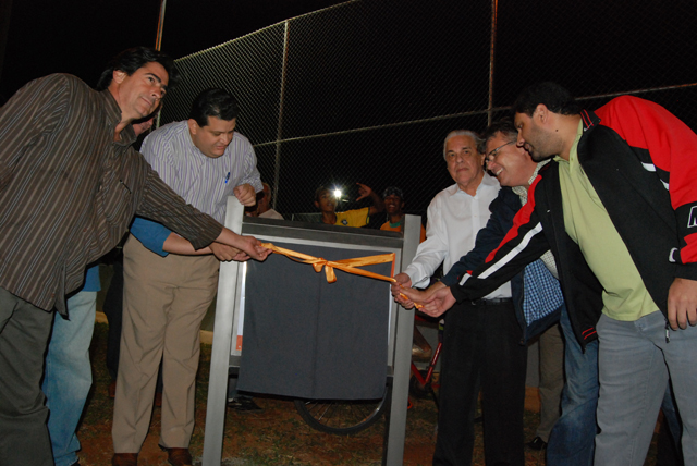 Praça no Costa Teles recebe quadra de esportes