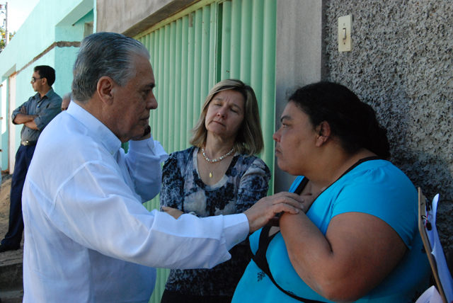 Paulo Mesquita visita casa atingida por temporal