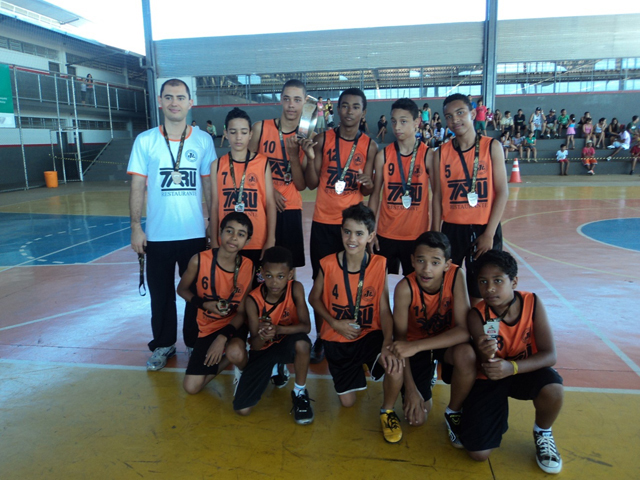Equipe de Basquete da E. M. José Geraldo – vice campeã do basquete 1 masculino