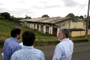 Prefeito vista complexo esportivo no Cartafina.