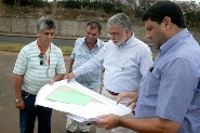 Prefeito vista complexo esportivo no Cartafina.