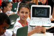 Prefeito entrega netbooks para alunos da rede municipal