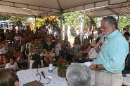 Prefeito entrega netbooks para alunos da rede municipal