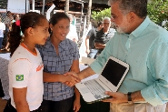 Prefeito entrega netbooks para alunos da rede municipal