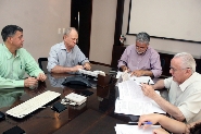 Prefeitura e Hélio Angotti assinam termo de compromisso.