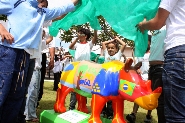 Rinocerontes coloridos por alunos são expostos em clima de festa. 