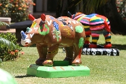 Rinocerontes coloridos por alunos são expostos no Centro Administrativo