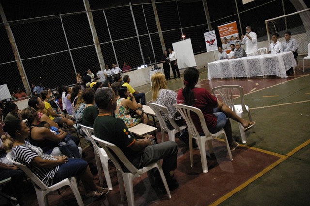 Reunião com pais na escola municipal Padre Eddie Bernardes