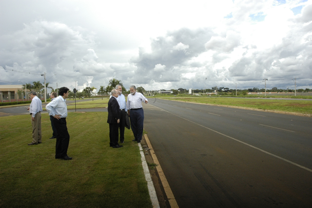 Secretário Carlos Melles e prefeito Anderson Adauto visitam Av. Filomena Cartafina, onde será construído trevo de acesso ao Recreio dos Bandeirante.Foto: Francis Prado.