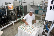 Centro em Excelência na Produção de Alimentos produz 2 mil sachês de suco de soja por dia. Foto: Enerson Cleiton