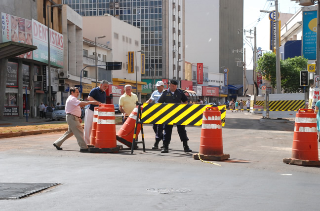 Reabertura da Avenida Leopoldino de Oliveira, entre as ruas Major Eustáquio e Segismundo Mendes