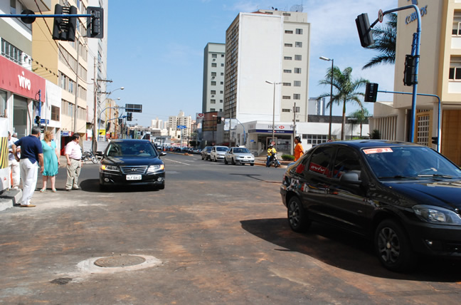 Reabertura da Avenida Leopoldino de Oliveira, entre as ruas Major Eustáquio e Segismundo Mendes