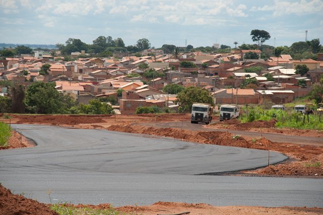 Obras de pavimentação do prolongamento da avenida Claricinda Rezende