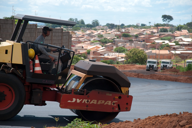 Obras de pavimentação do prolongamento da avenida Claricinda Rezende