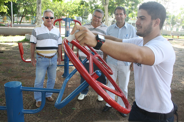 Entrega de mais uma Academia para Todos na Praça Carlos Gomes 