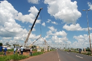 Passarela começa a ser instalada na BR-050. Foto: Francis Prado